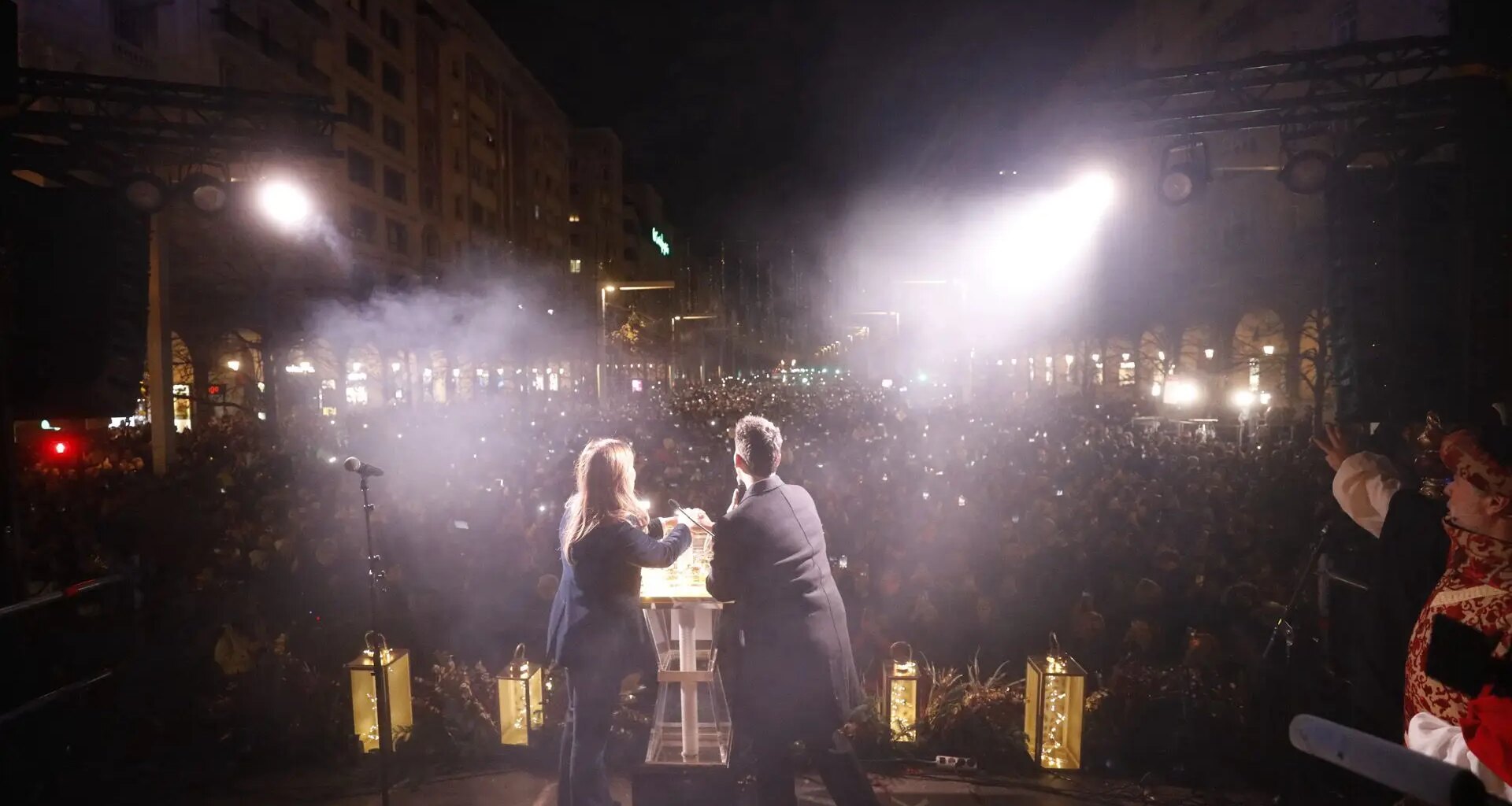 Juanjo Bona enciende "la Navidad más mágica" de Zaragoza con una jota y ante la mirada de 60.000 personas