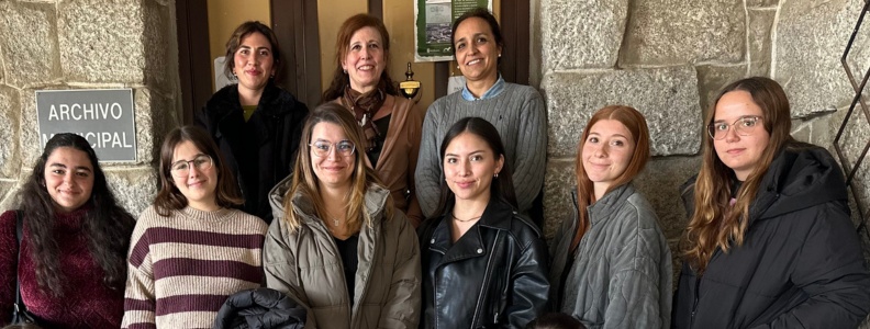 El Archivo Municipal abre sus puertas a alumnos de Enfermería para conocer la historia de la sanidad local