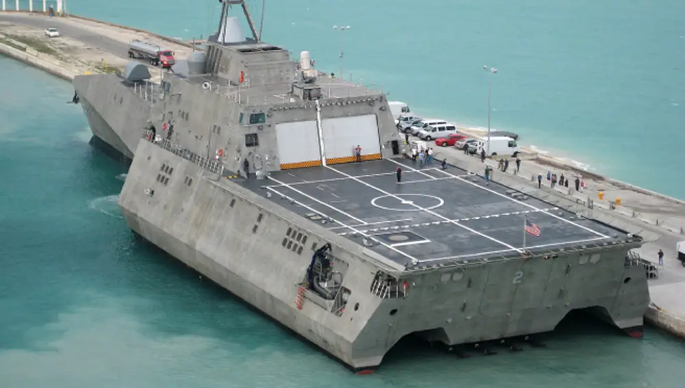 Visto desde atrás, se aprecia mejor el diseño de casco trimarán de la clase Independence.