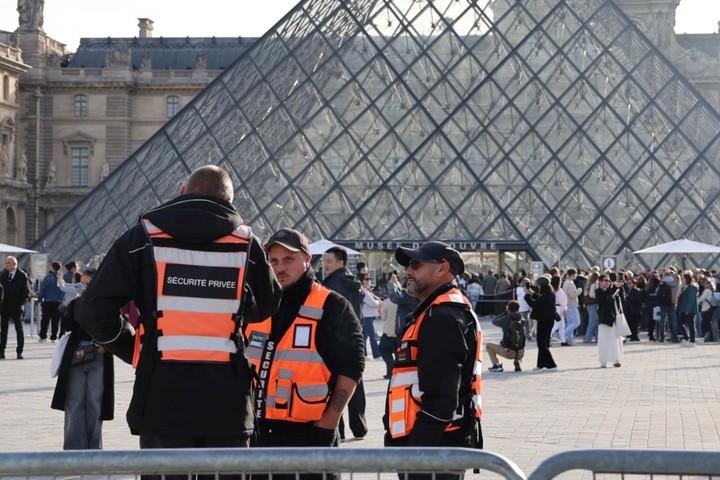 Personal de seguridad patrulla en las afueras del Museo del Louvre, en París, Francia. Foto: XINHUA