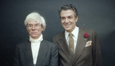 Warhol y Vijande, imaginarios compartidos entre pistolas, cuchillos y cruces