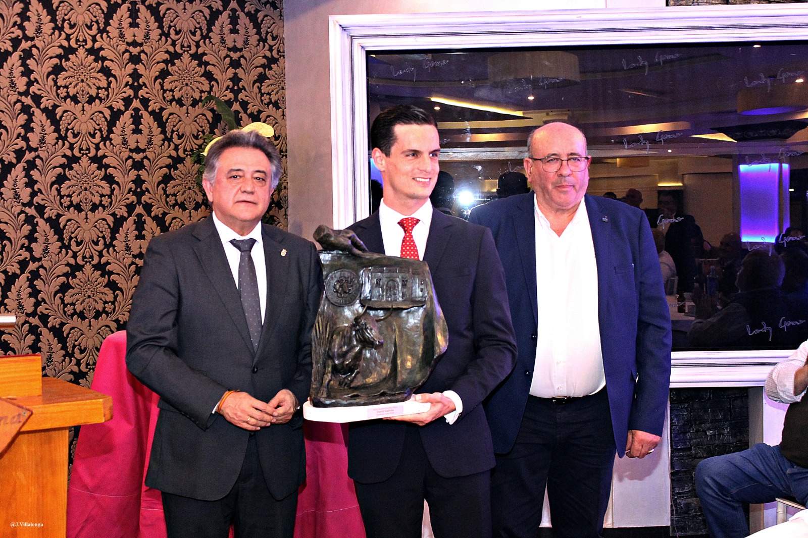 David Galán recibió el premio de manos del alcalde y del vicepresidente de la Peña Taurina.