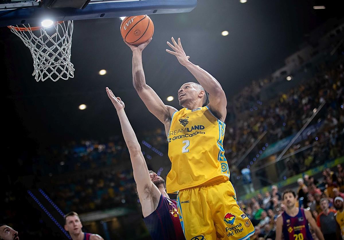 Imagen principal - El Dreamland Gran Canaria claudica ante el Barça en el Arena (61-72)