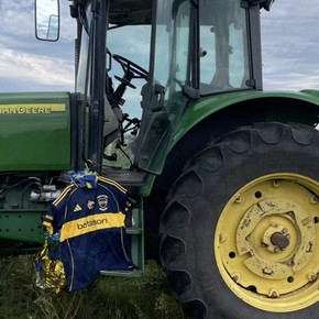 El trabajador que encontró la camiseta homenaje de Russo: "Fue una locura todo" y "si Cavani la quiere...."