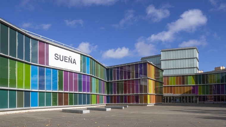 'Insound and Instructure' Fachada del MUSAC con un trabajo de Yoko Ono