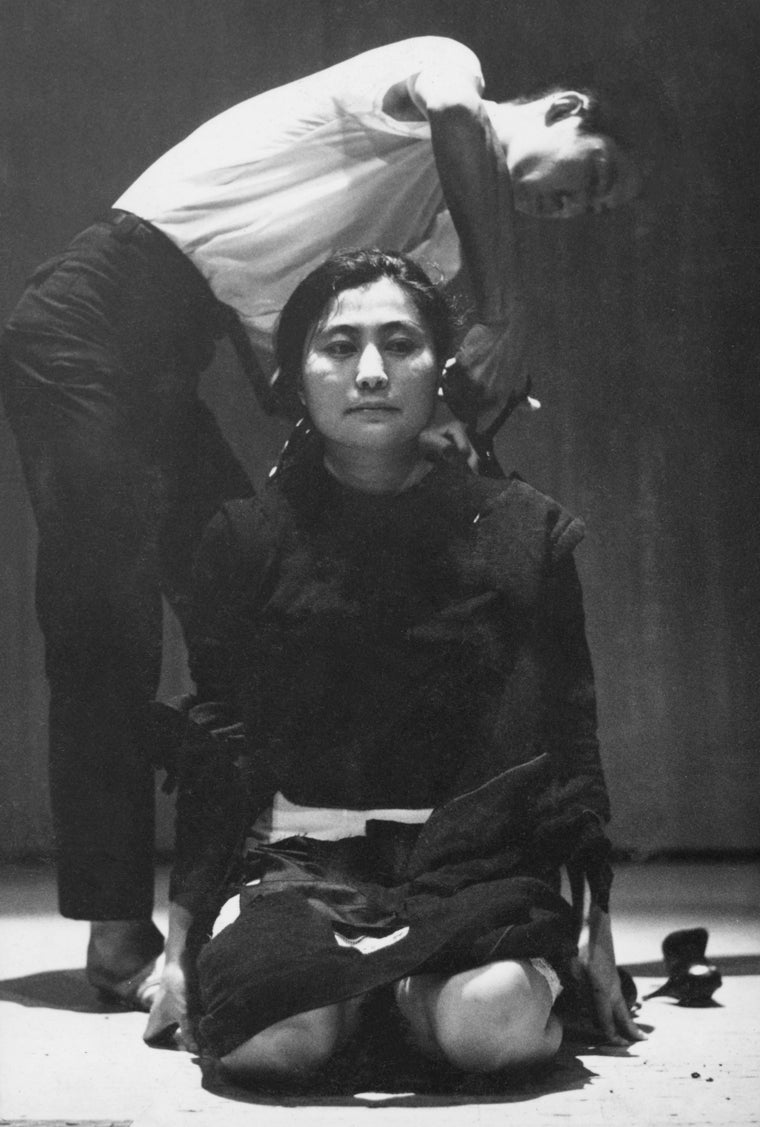 Yoko Ono, 'Cut Piece' (Pieza corte), 1964. Performance en el Sogetsu Art Center, Tokio, Japón