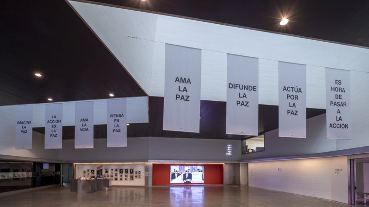 Vestíbulo del MUSAC con obras de Yoko Ono