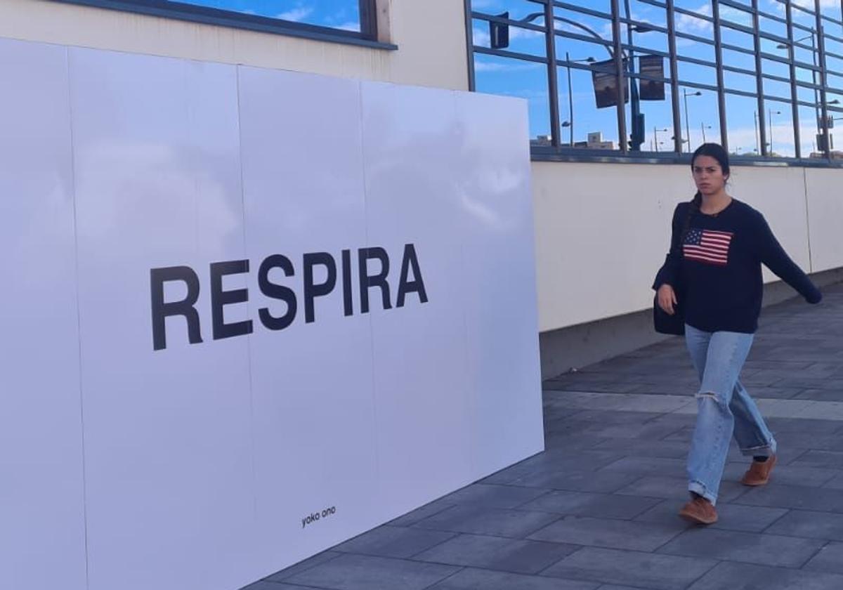 Yoko Ono empapela enclaves icónicos de León ante su desembarco en el Musac