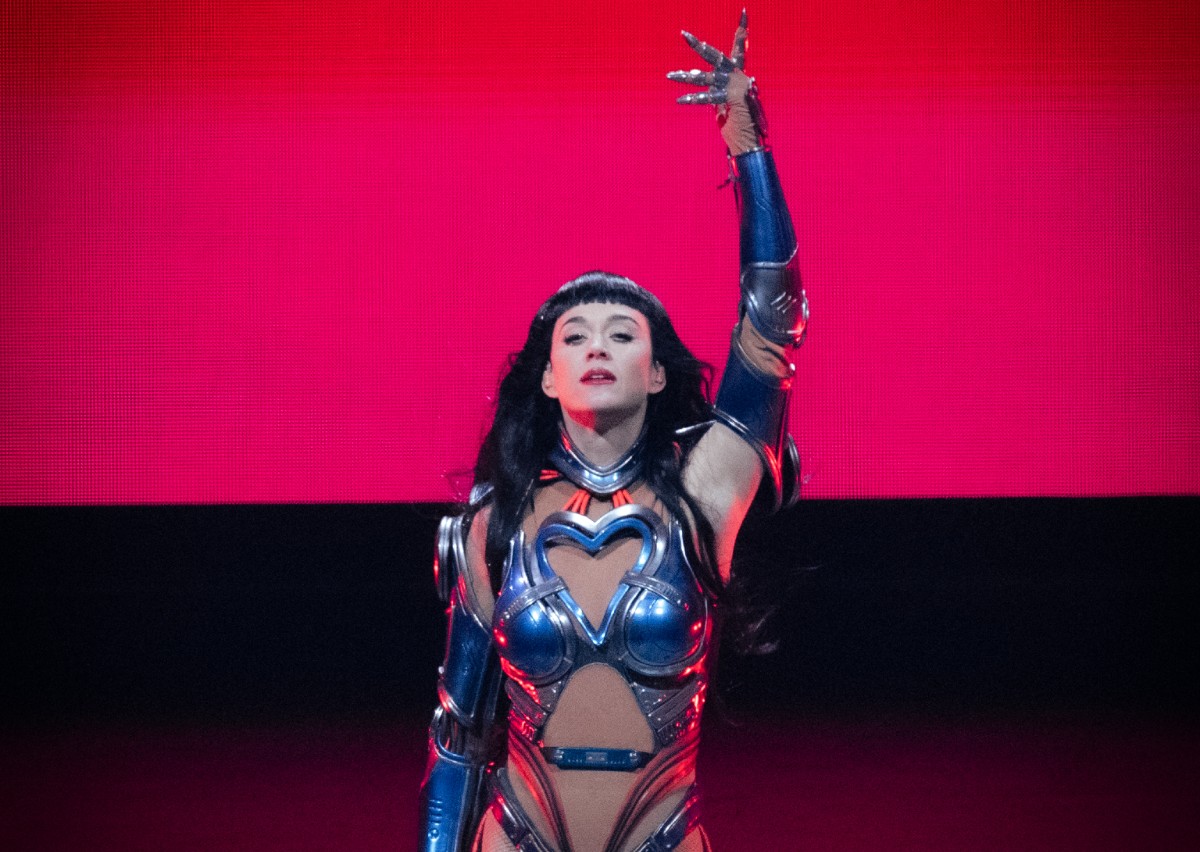 Delirante concierto de la Katy Perry más voladora y distópica