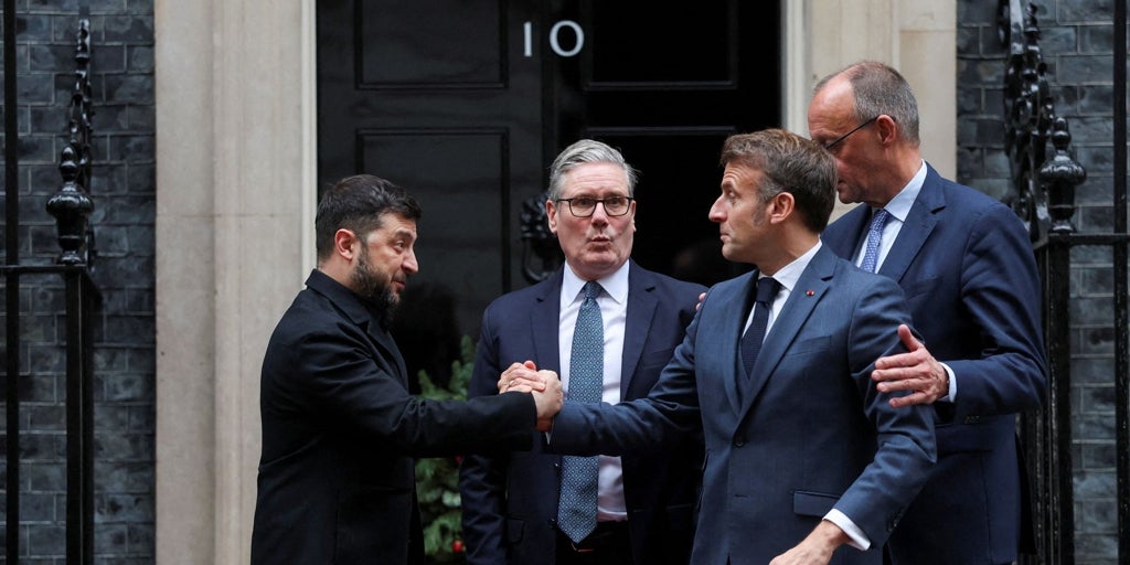 Starmer, Macron y Merz se reúnen con Zelenski en Londres en mitad de las tensiones con EE.UU. por su plan de paz