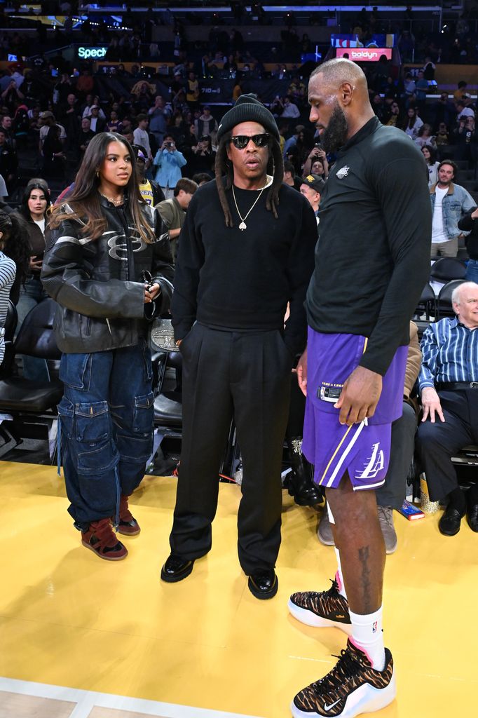 Jay-Z y su hija Blue Ivy Carter en el partido de baloncesto de Los Angeles Lakers y los San Antonio Spurs en el Crypto.com Arena de Los Ángeles, California, el 10 de diciembre de 2025