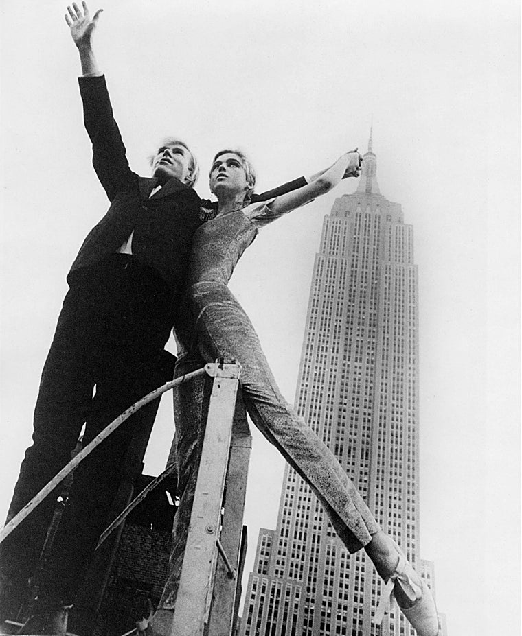 Andy Warhol y la 'Superstar' Edie Sedgwick se alzan tan altos como el Empire State Building