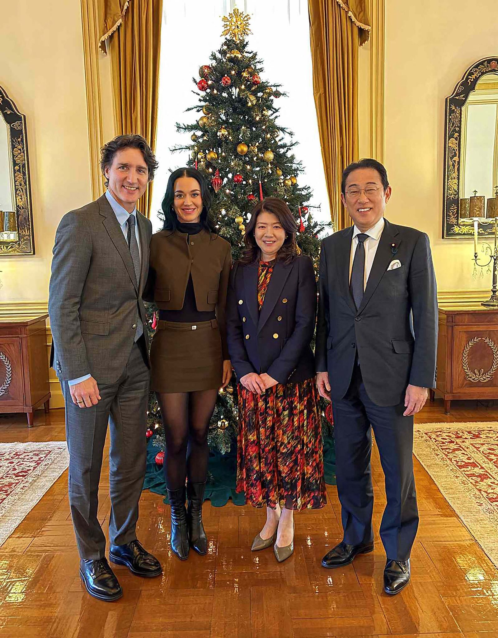 Justin Trudeau y Katy Perry con Fumio Kishida ex primer ministro de Japón y su mujer Yuko