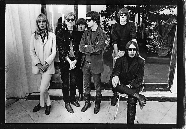 Andy Warhol junto al grupo The Velvet Underground (Moe Tucker, Lou Reed, Sterling Morrison y John Cale) y Nico (a la izquierda)