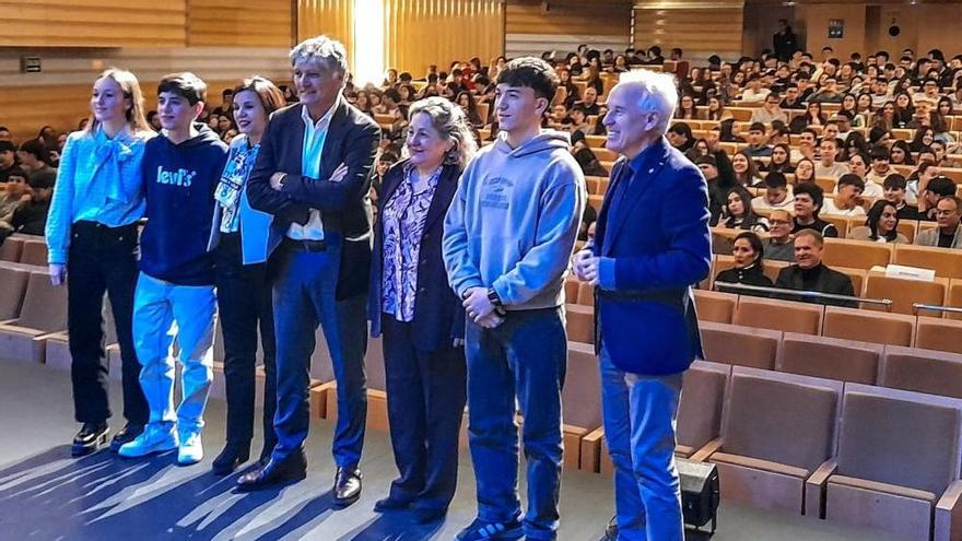 Toni Nadal, en el centro, junto a los participantes en la mesa redonda.