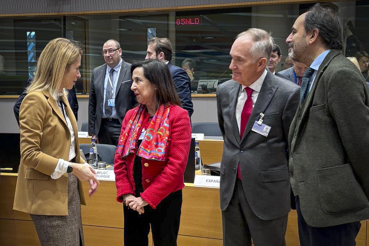 ​​La ministra de Defensa, Margarita Robles, asiste en Bruselas a la reunión de ministros de Defensa de la Unión Europea.