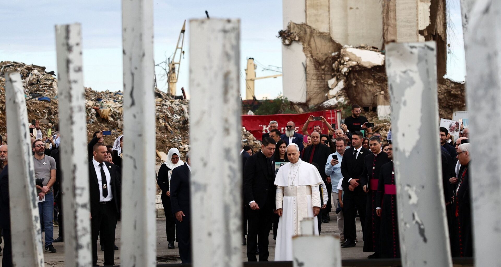 El papa reza en el lugar de la explosión en Beirut en 2020