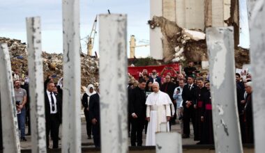 El papa reza en el lugar de la explosión en Beirut en 2020