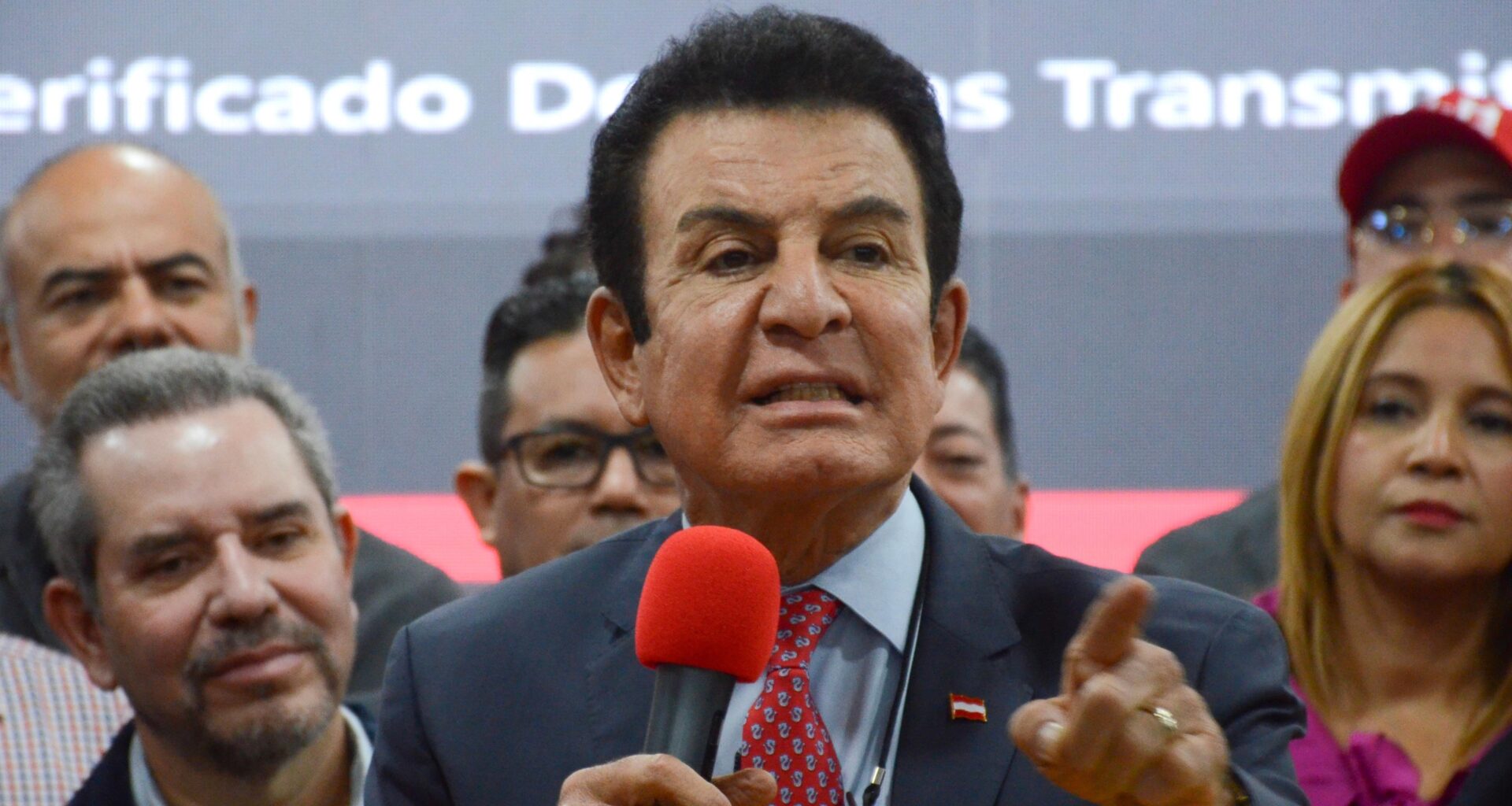 Nasralla encabeza por la mínima