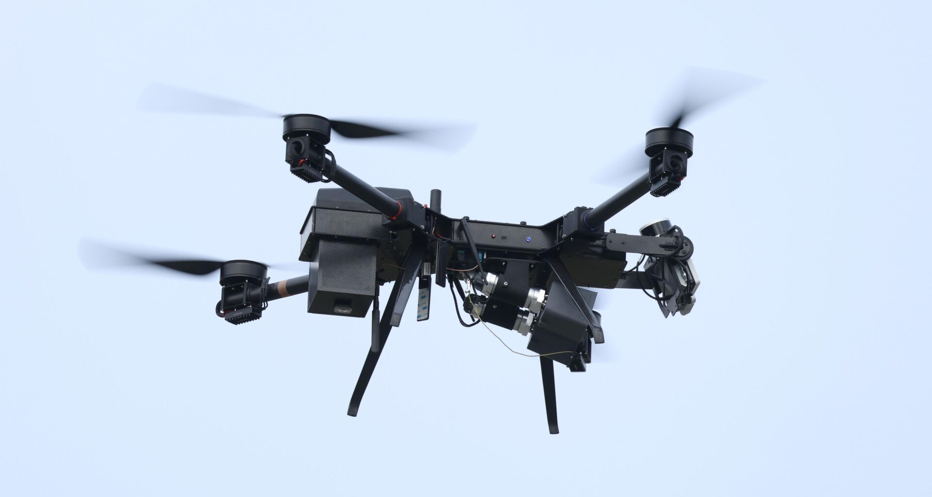 Militares franceses disparan contra cinco drones en Brest