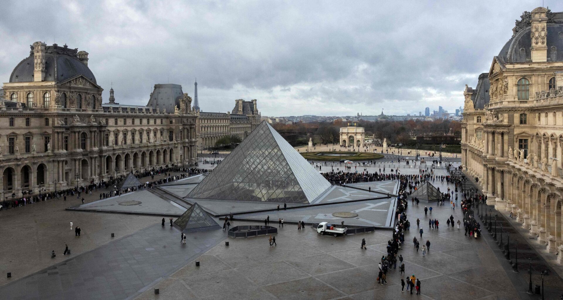 Obras y documentos antiguos del Louvre dañados por una fuga de agua