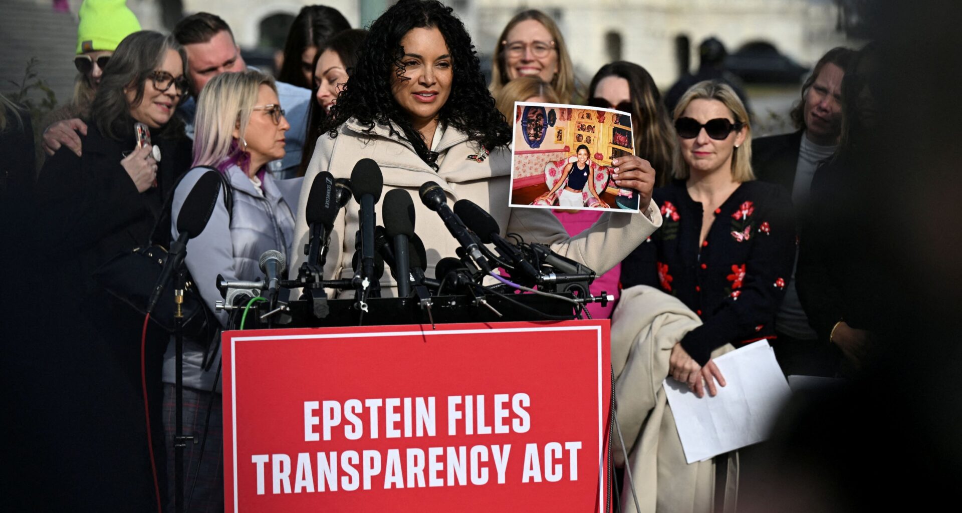 Los demócratas publican fotos de Trump rodeado de mujeres en la mansión de Epstein