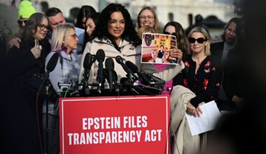 Los demócratas publican fotos de Trump rodeado de mujeres en la mansión de Epstein