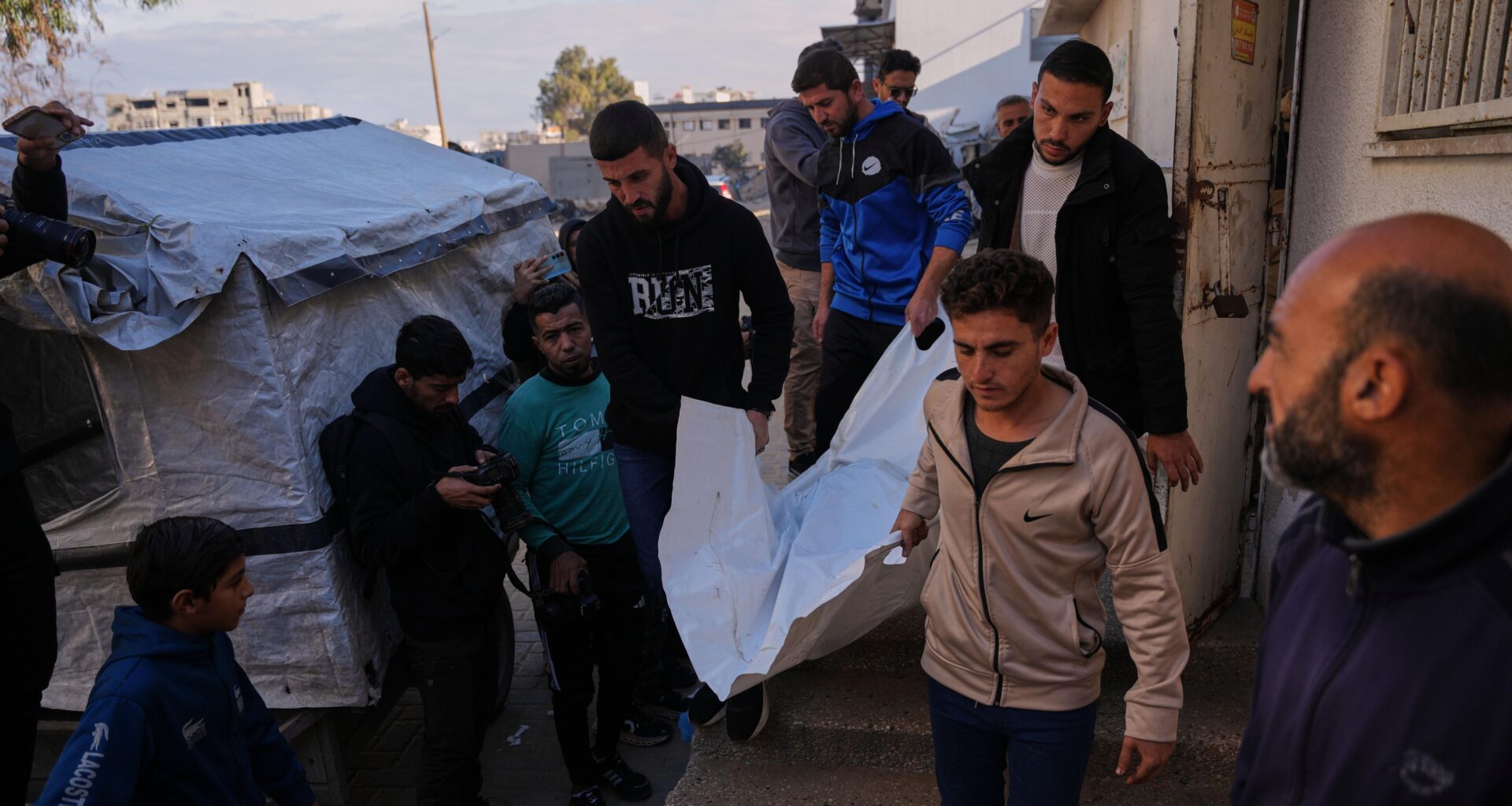 Israel mata a cinco palestinos en una escuela de Gaza