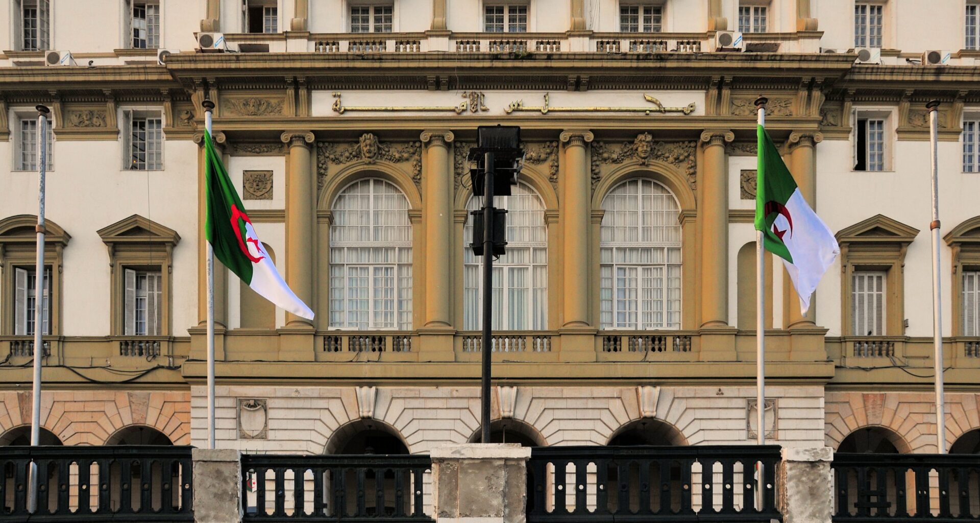 Argelia aprueba una ley que criminaliza la colonización francesa