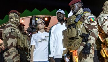 Mamady Doumbouya, favorito en las elecciones en Guinea Conakri