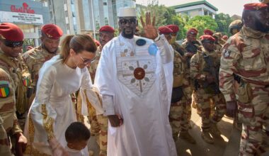 Mamadi Doumbouya gana las presidenciales de Guinea, según los resultados provisionales