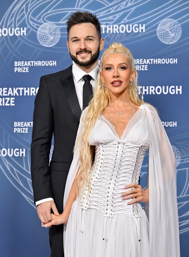 Matthew Rutler y Christina Aguilera posando en Santa Monica, California, en 2025