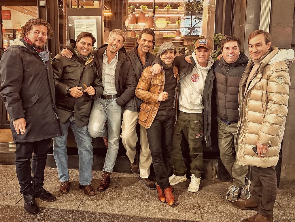 La foto de grupo a las puertas del local