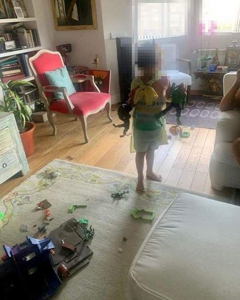 Su nieto jugando en el salón de su casa