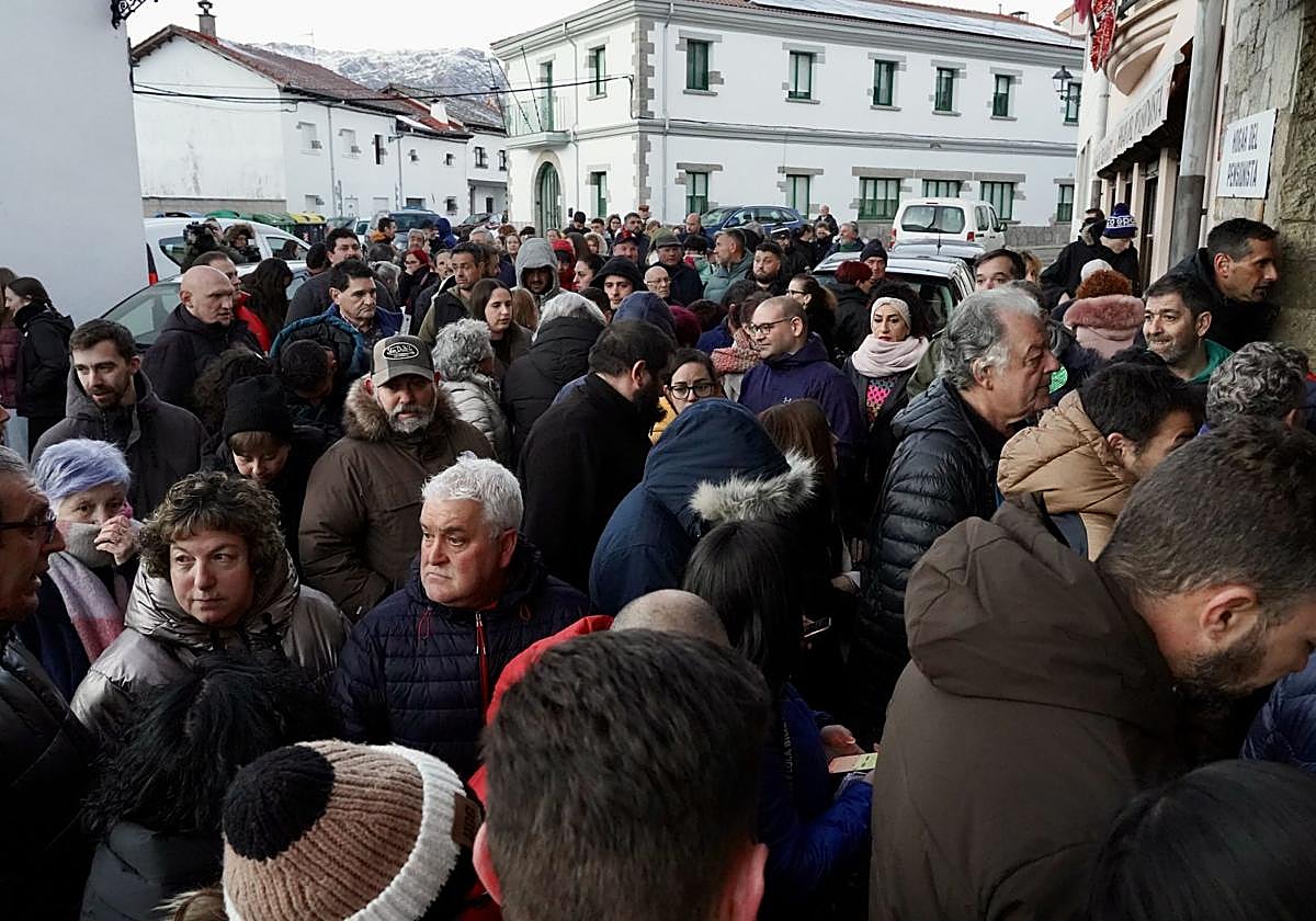 Los miembros de la comisión de Villamanín entregan sus décimos y cubren la falta de dos millones «si nadie nos denuncia»