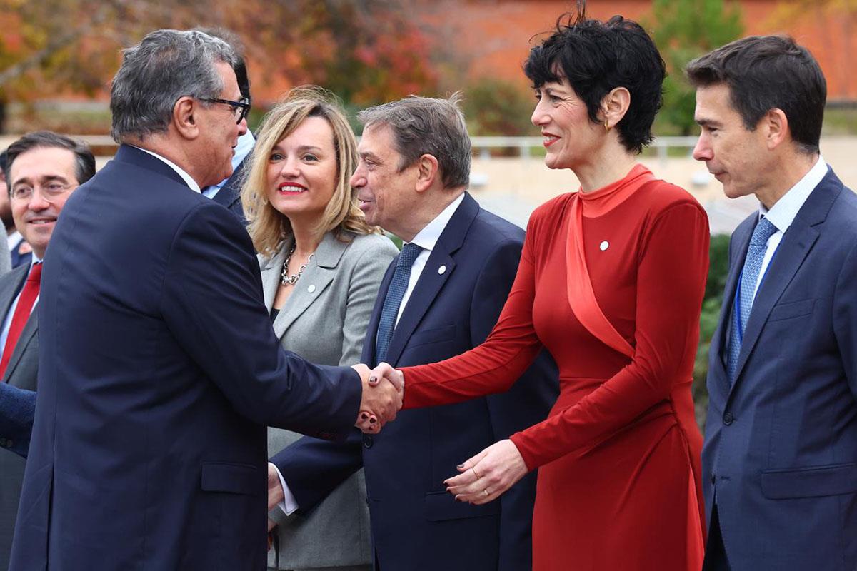 ​​La ministra de Inclusión, Seguridad Social y Migraciones, Elma Saiz, saluda al jefe de Gobierno de Marruecos, Aziz Ajanouch.
