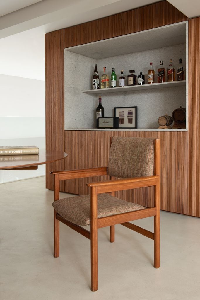 Mueble a medida en la pared del comedor