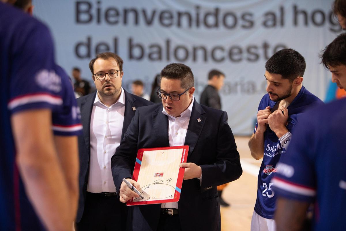 Diego Epifanio realiza ajustes tácticos durante un tiempo muerto.