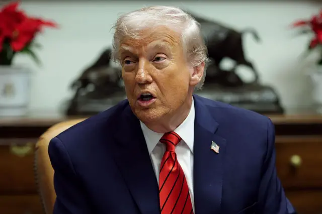 Donald Trump, de traje azul y corbata roja, durante una sesión en la Casa Blanca, 10 de diciembre, 2025