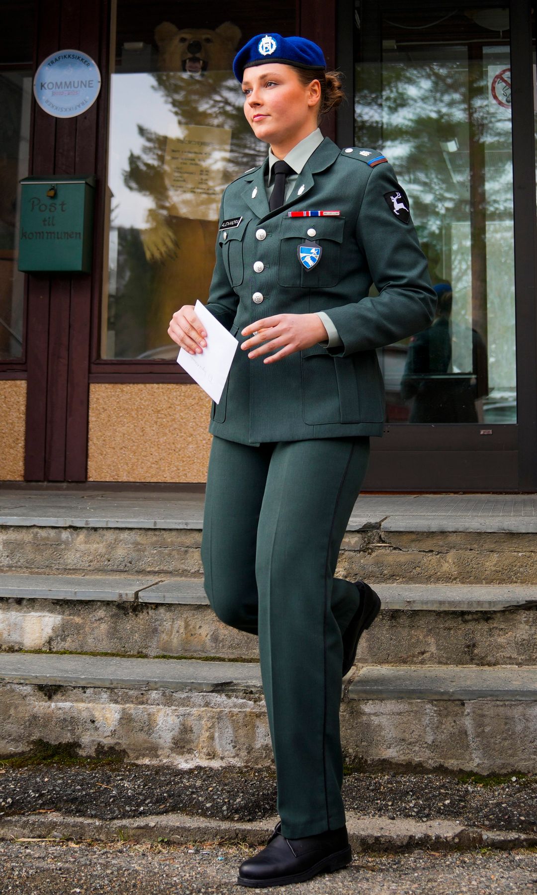 El día antes de su graduación en las Fuerzas Armadas Noruegas, la princesa Ingrid acude al ayuntamiento de la localidad donde ha estado viviendo en su última etapa de formación castrense