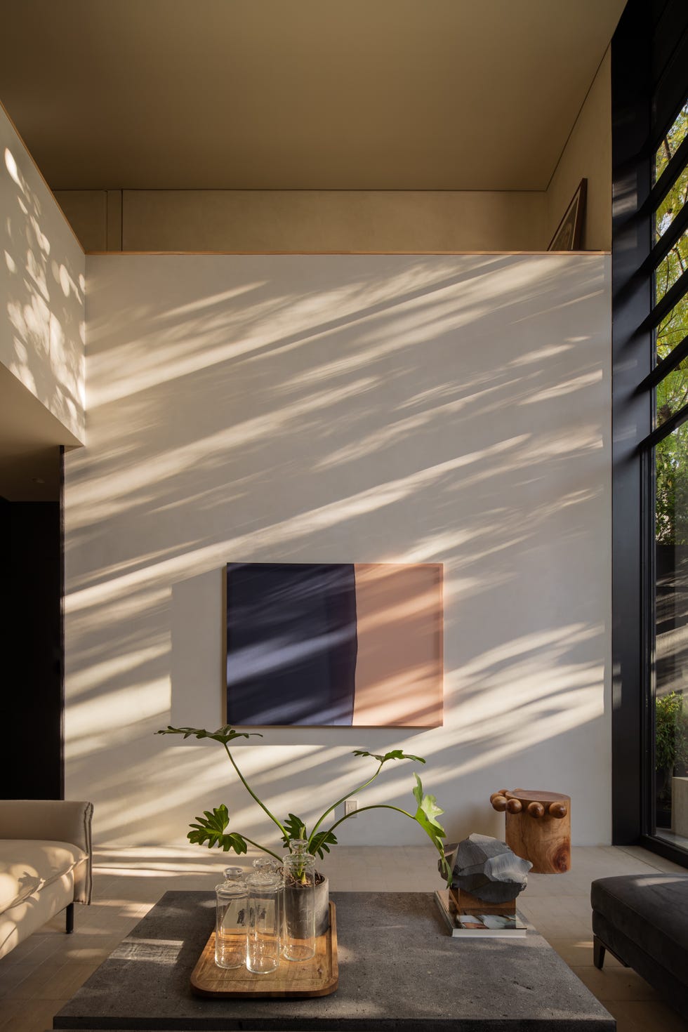 Esta casa de 6 metros de ancho tiene árboles en medio del patio interior y una escalera que atraviesa la casa sin pasar por ninguna habitación casa 6 metros ancho arboles medio patio interior escalera atraviesa casa sin pasar por habitacion