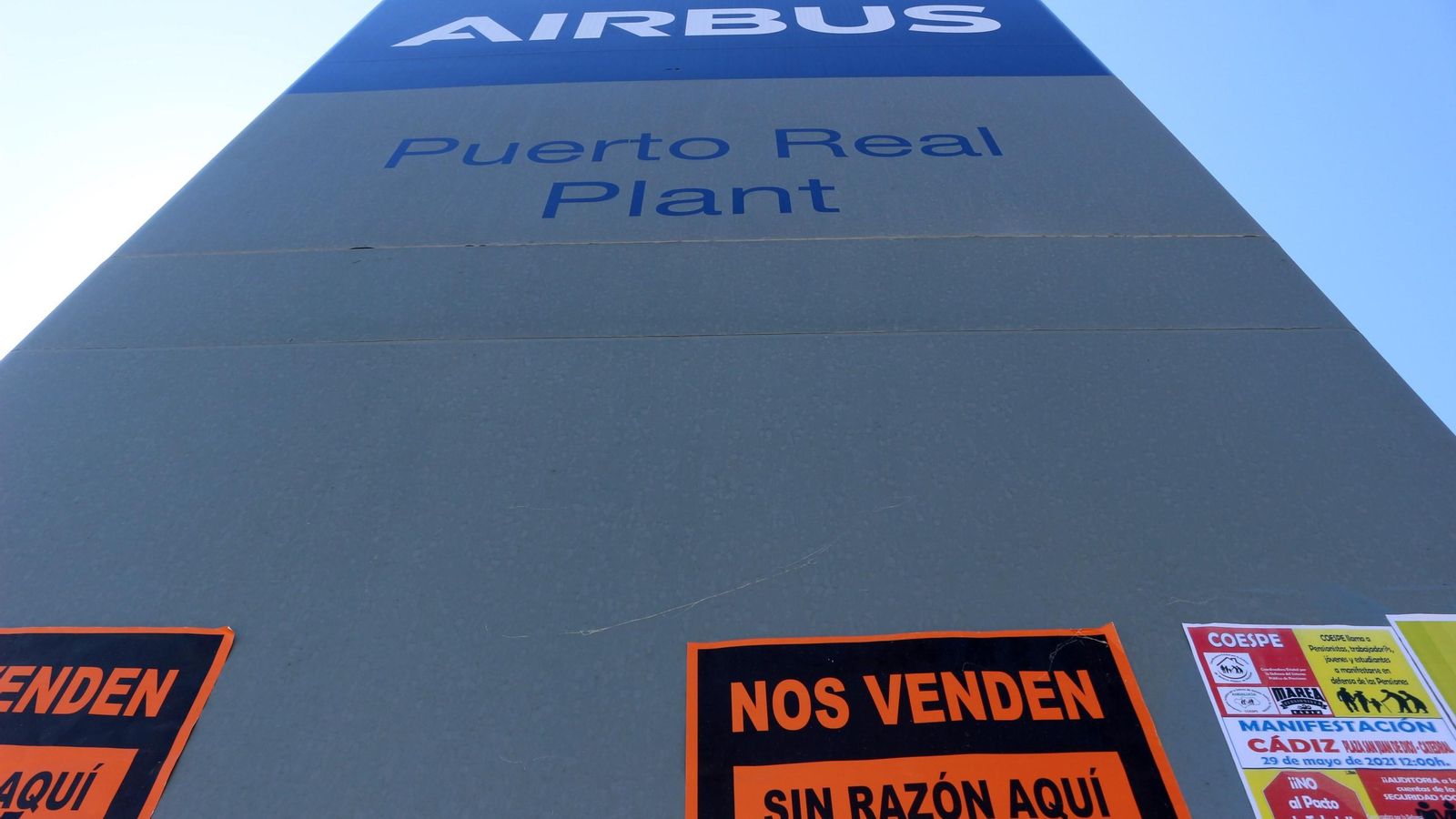 Carteles de protesta tras el anuncio del cierre de Airbus Puerto Real en 2021