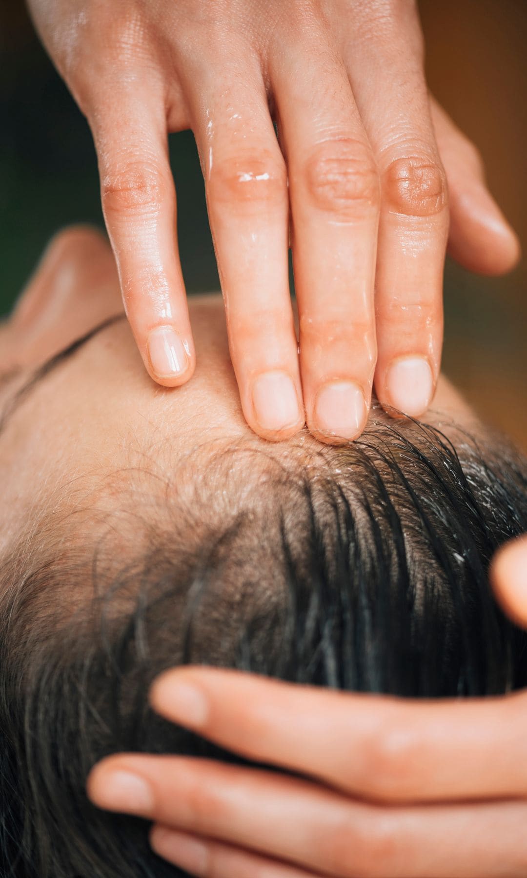 Cuidar el cuero cabelludo es fundamental para evitar que el pelo envejezca