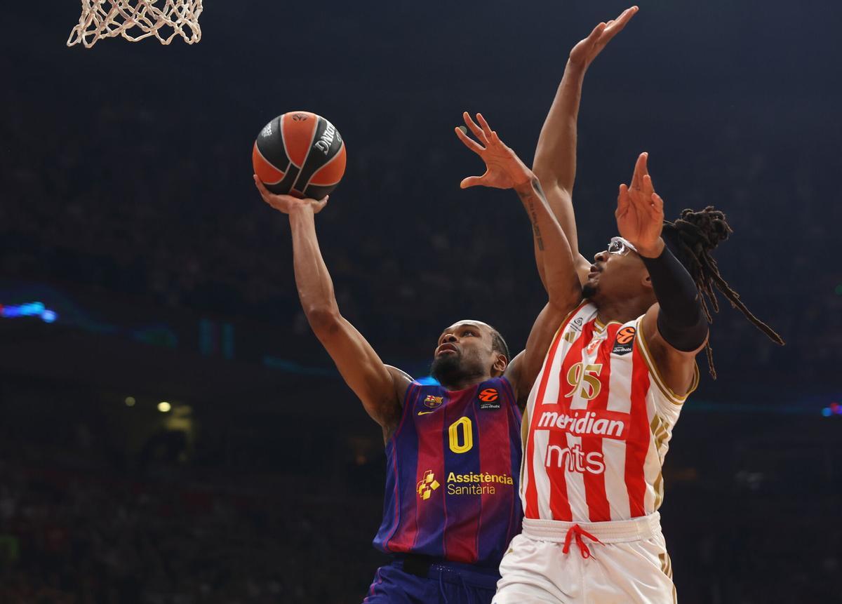 BELGRADE (Serbia), 05/12/2025.- Barcelona's Kevin Punter (L) in action against Crvena Zvezda's Chima Moneke (R) during the Euroleague basketball match between Crvena Zvezda and FC Barcelona in Belgrade, Serbia, 05 December 2025. (Baloncesto, Euroliga, Belgrado) EFE/EPA/ANDREJ CUKIC