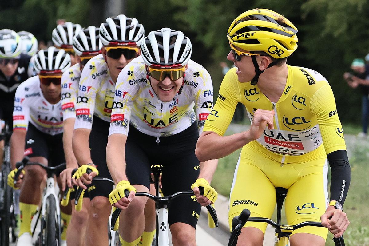 Pogacar, con su equipo durante la última etapa del Tour de Francia 2025