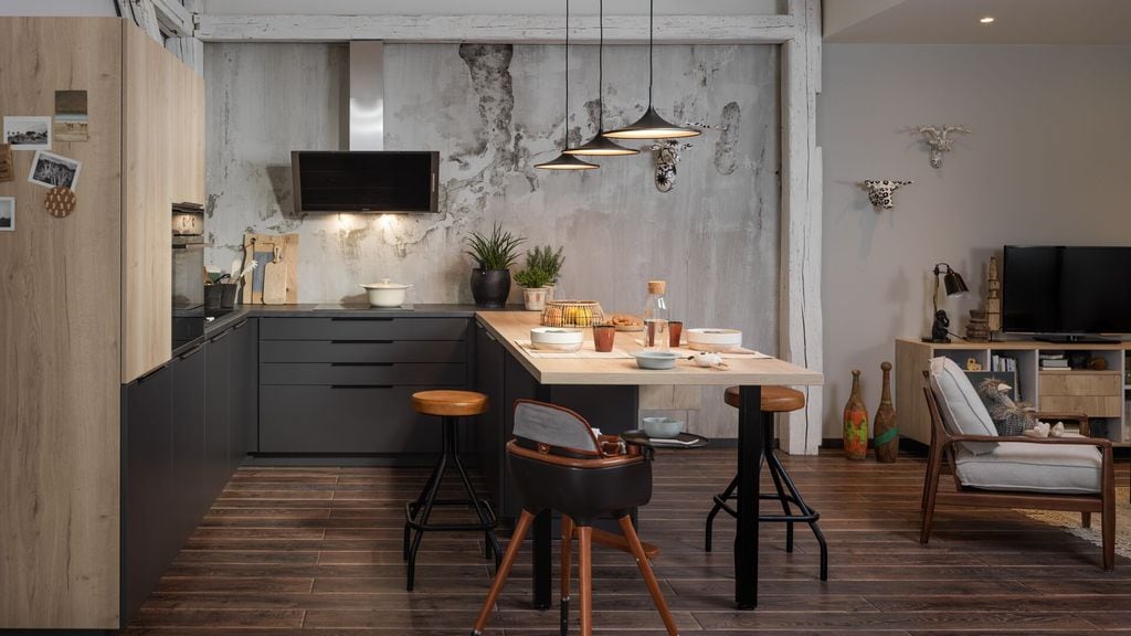 Cocina con una iluminación artificial bien estudiada, por ejemplo, la península cuenta con tres lámparas colgantes

