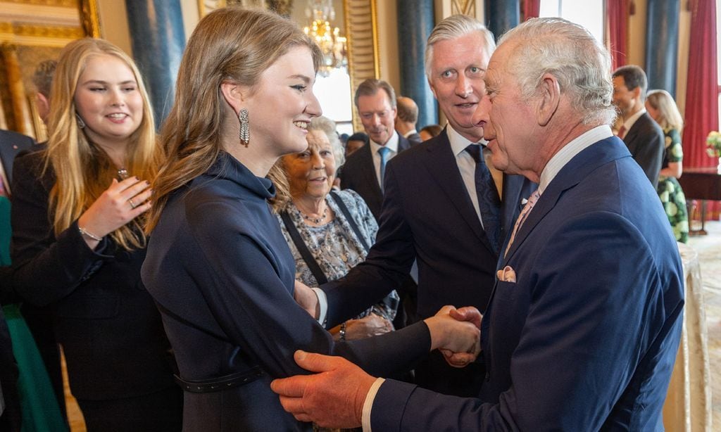 Amalia de Holanda y Elisabeth de Bélgica ante el rey Carlos III en la recepción previa a su coronación como Rey 