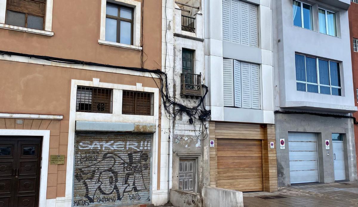 Estado actual del edificio abandonado en la avenida Alcalde Díaz Saavedra Navarro.