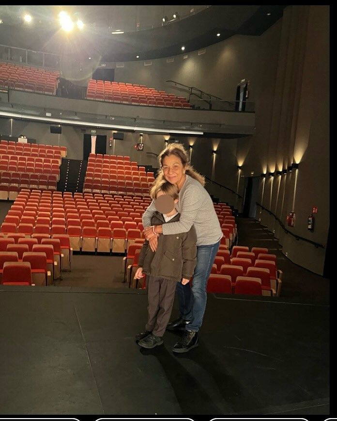 Plano entero de Lolita con su nieto Noah