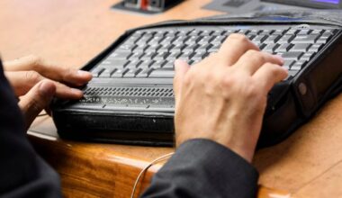 Persona trabajando con un teclado adaptado al lenguaje braille. ONU.